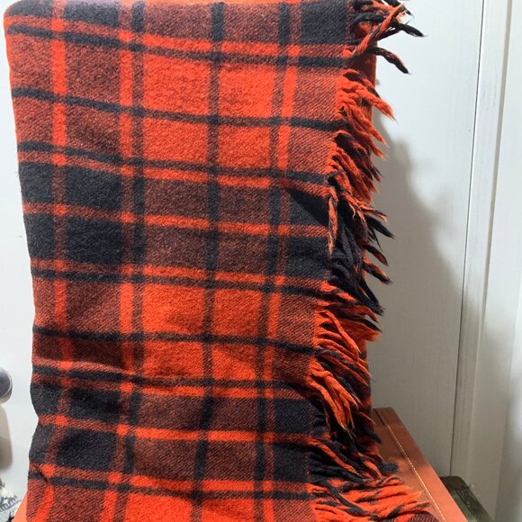 VINTAGE SOFT WOOL RED & BLACK PLAID FRINGE BLANKET THROWS - Picture 8 of 9